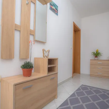 Peaceful Sea View Apartment Podglavica